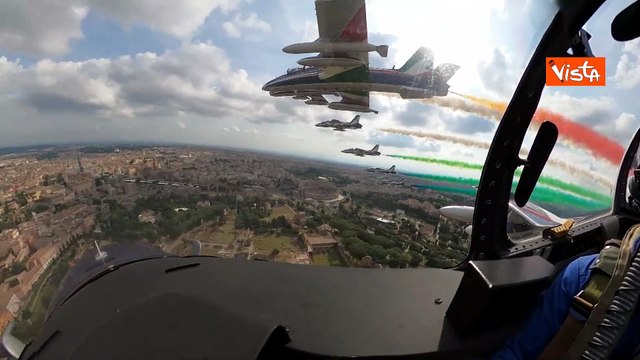 Frecce Tricolori sorvolano Roma per la Festa della Repubblica, il video dalla cabina di pilotaggio