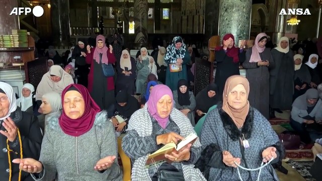 Gerusalemme, i musulmani nella moschea di Al-Aqsa per il primo venerdi' del Ramadan