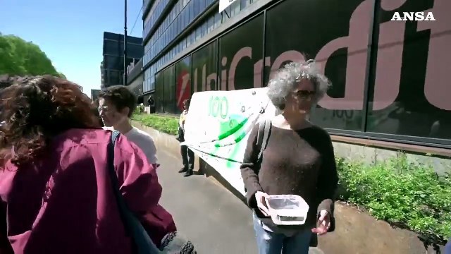Torino, i ragazzi di Fridays for future arrivano sotto la sede di Unicredit