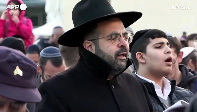 Israele, in centinaia pregano davanti al Muro del Pianto a Gerusalemme