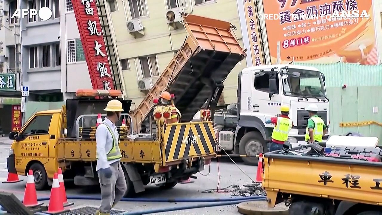 Trema la terra a Taiwan, operai al lavoro fra detriti ed edifici danneggiati