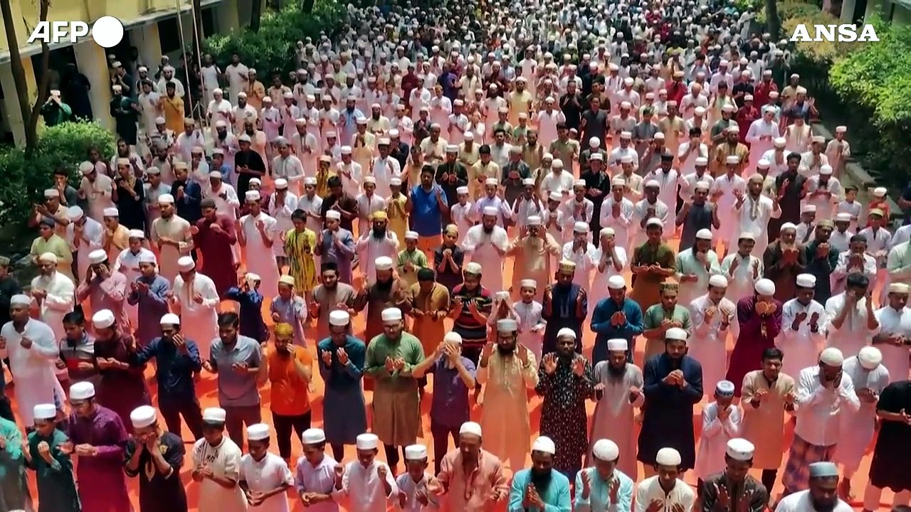 Bangladesh, centinaia di fedeli musulmani pregano per la pioggia