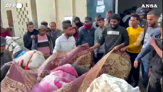 Gaza, l'arrivo in ospedale di feriti e cadaveri