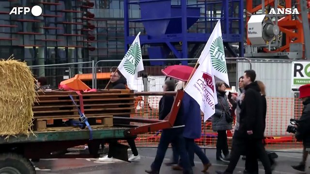 Protesta degli agricoltori a Strasburgo, balle di fieno davanti al Parlamento europeo
