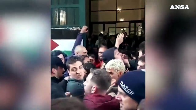 Roma, tensione tra studenti e polizia alla Sapienza
