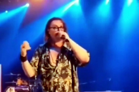 Gianluca Grignani Interrompe Concerto A Novara E Caccia I Suoi Musicisti Dal Palco