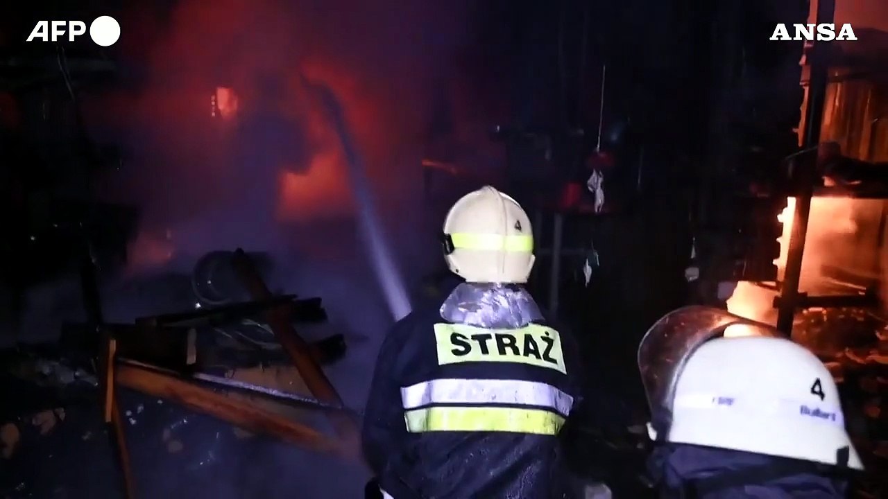 Ucraina, i pompieri spengono un incendio dopo l'attacco a Kharkiv