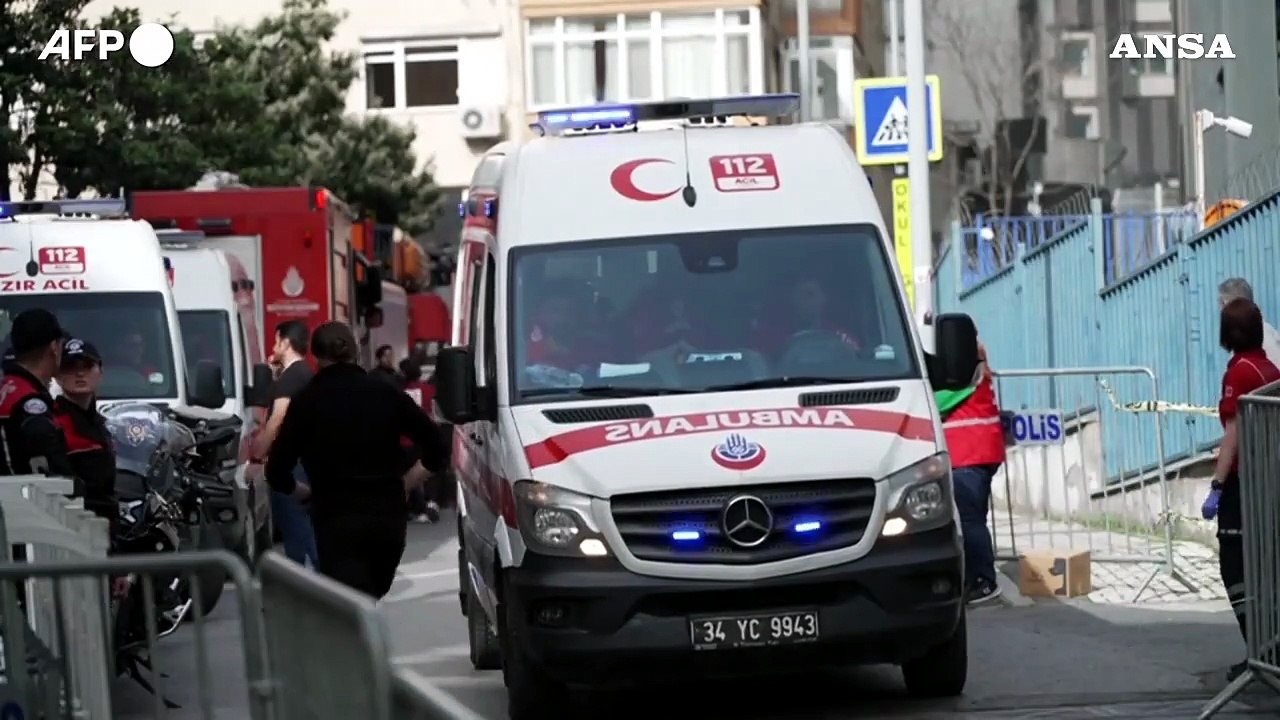 Istanbul, incendio in un palazzo di 16 piani: almeno 29 morti