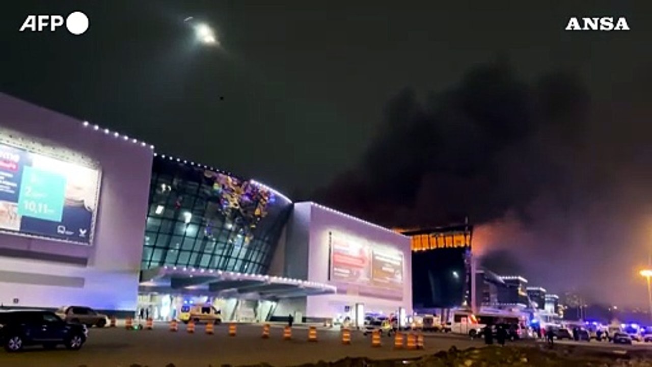 Strage a Mosca, le operazioni per domare l'incendio alla Crocus City Hall