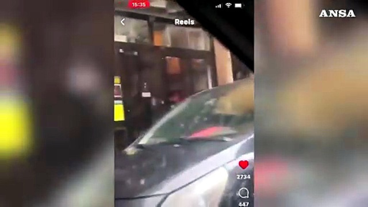 Madrid, botte e manganellate dalla polizia a due uomini neri