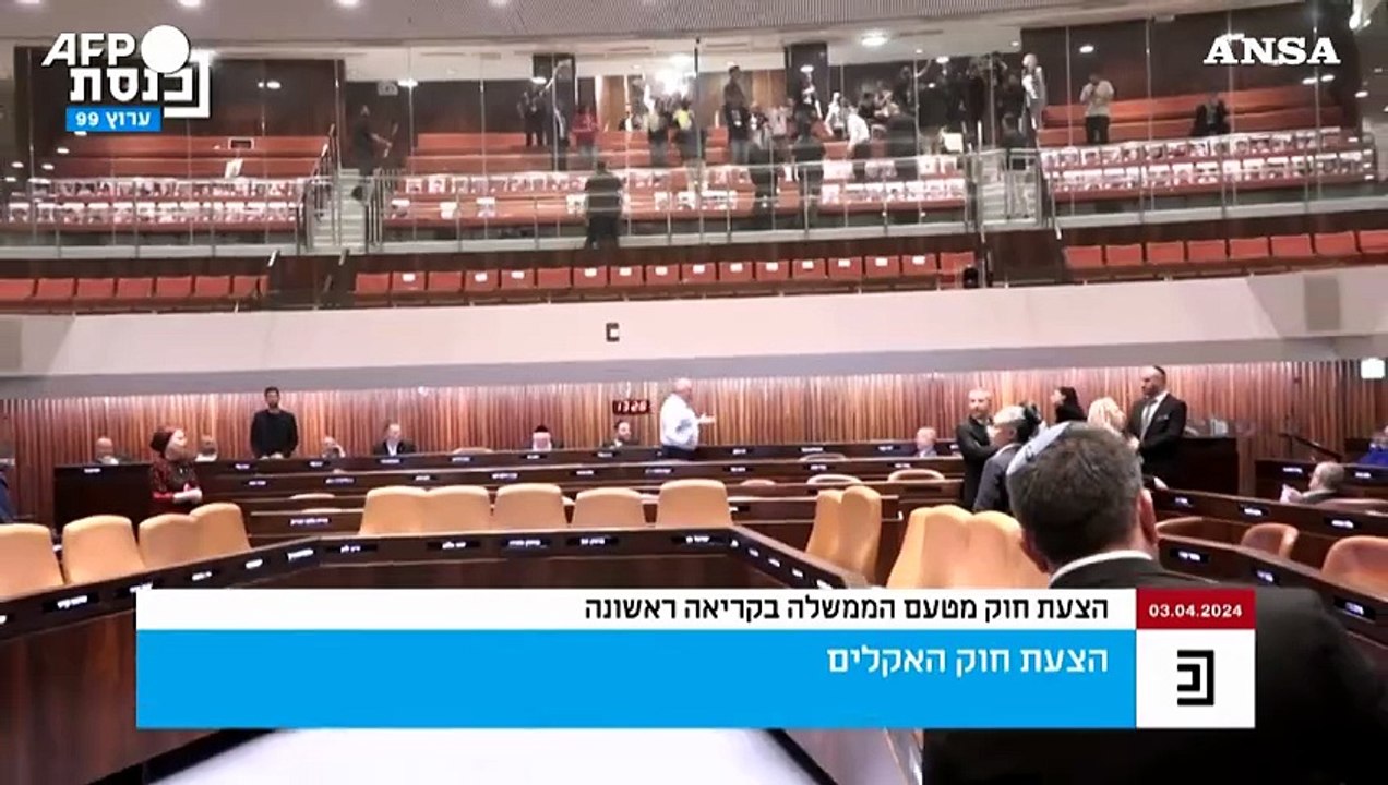 Gerusalemme, famiglie degli ostaggi protestano durante una riunione della Knesset