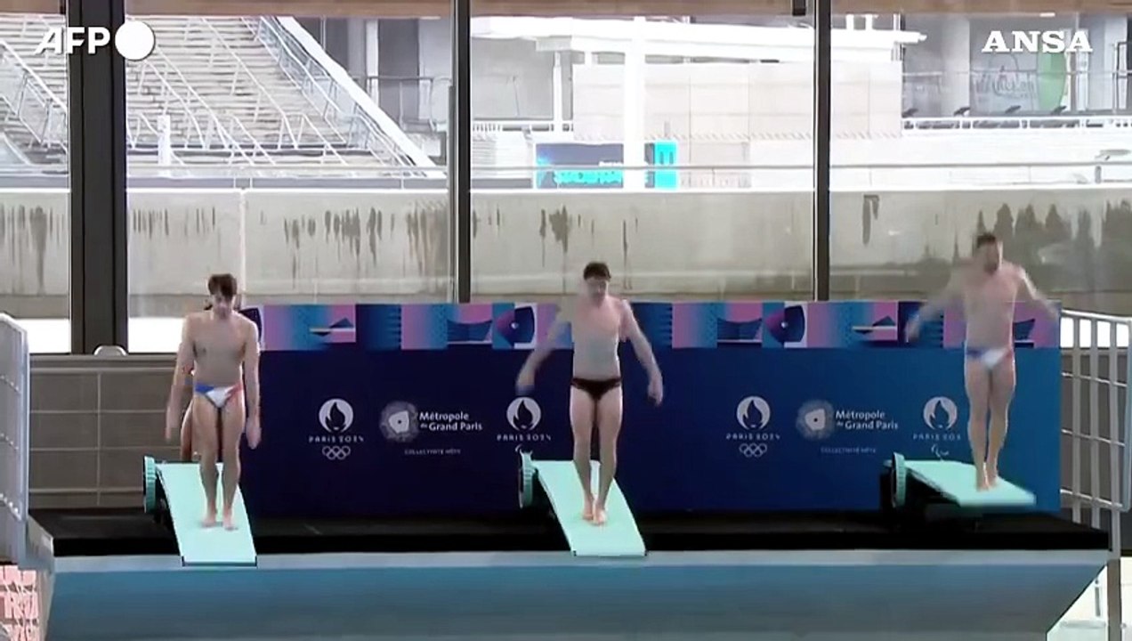 Parigi 2024, tuffatore scivola e cade dal trampolino all'inaugurazione dell'Aquatics Centre