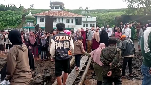 Inondazioni in Indonesia, almeno 34 morti
