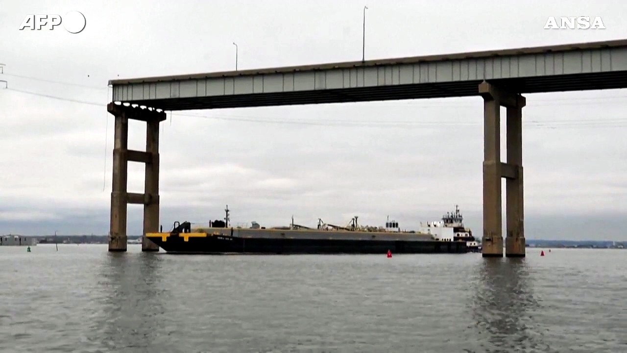 Baltimora, primo passaggio di una nave tra le macerie del ponte