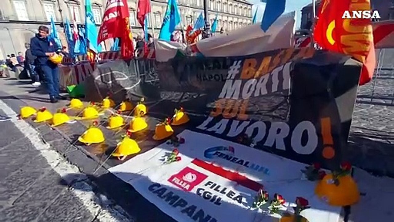 Morti sul lavoro, a Napoli presidio di Cgil e Uil in piazza Plebiscito