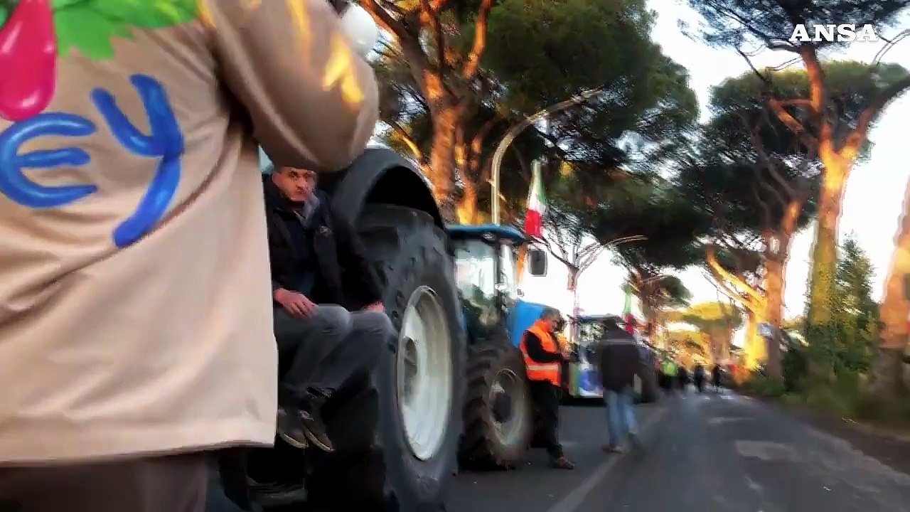 Protesta trattori: agricoltori bloccano via Nomentana, con loro anche Ercolina