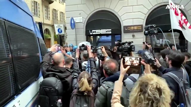 G7, Torino: manifestanti piu' volte respinti da carabinieri e polizia