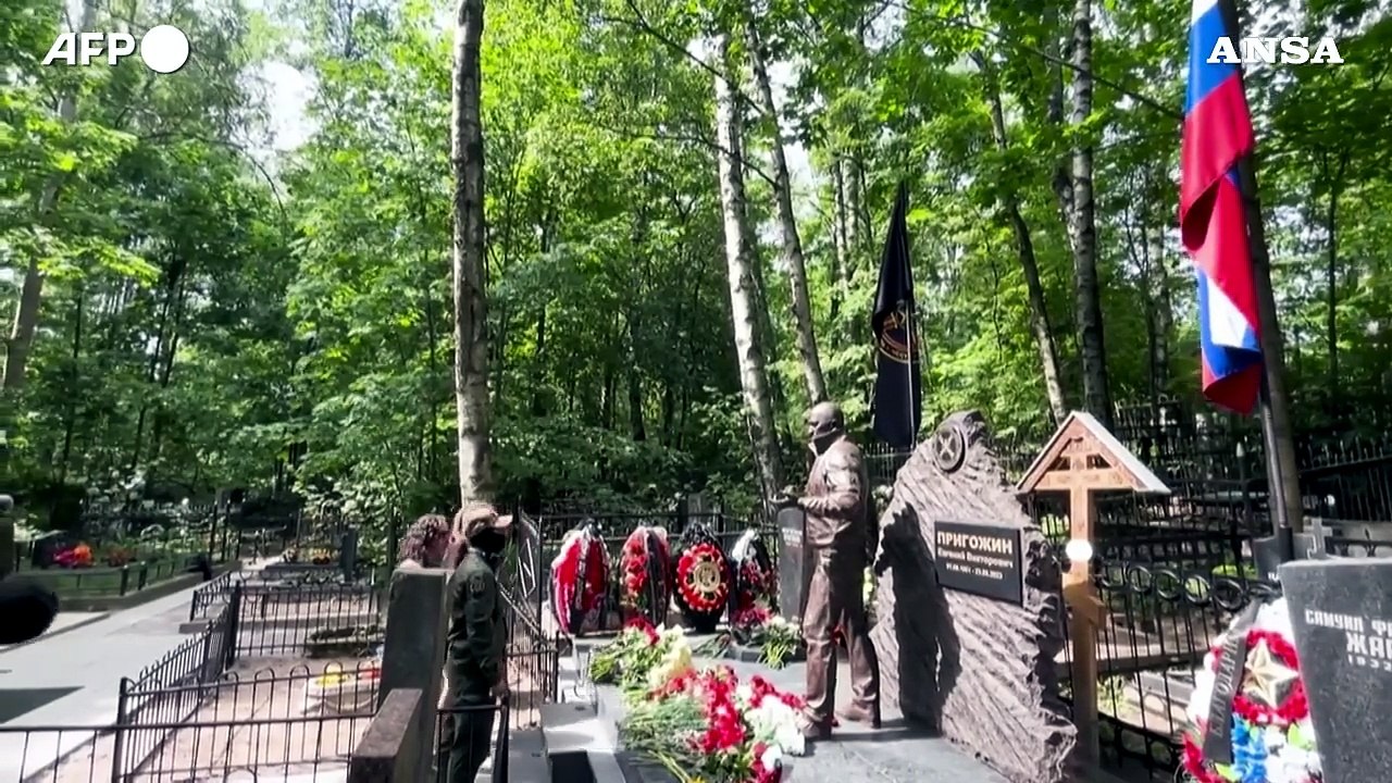San Pietroburgo, una statua di Prigozhin nel cimitero in cui e' sepolto