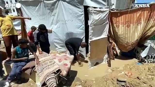 Gaza, le fogne allagano le tende degli sfollati a Khan Yunis