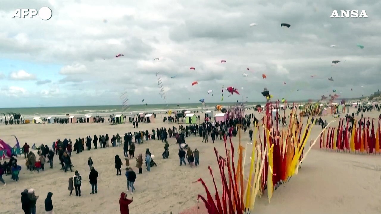 Francia, il Festival degli aquiloni colora il cielo di Berck