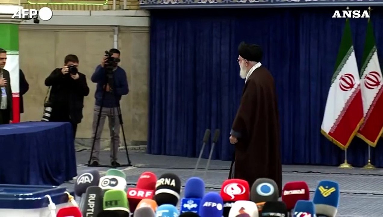 Iran al voto, la guida suprema Khamenei alle urne