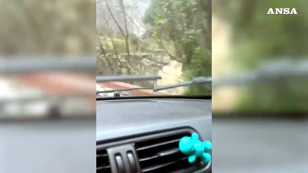 Maltempo, fango e acqua per le strade di Genova
