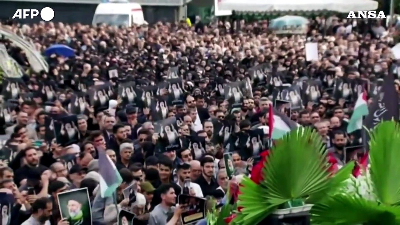 Raisi, folla a Teheran per rendere omaggio al presidente scomparso