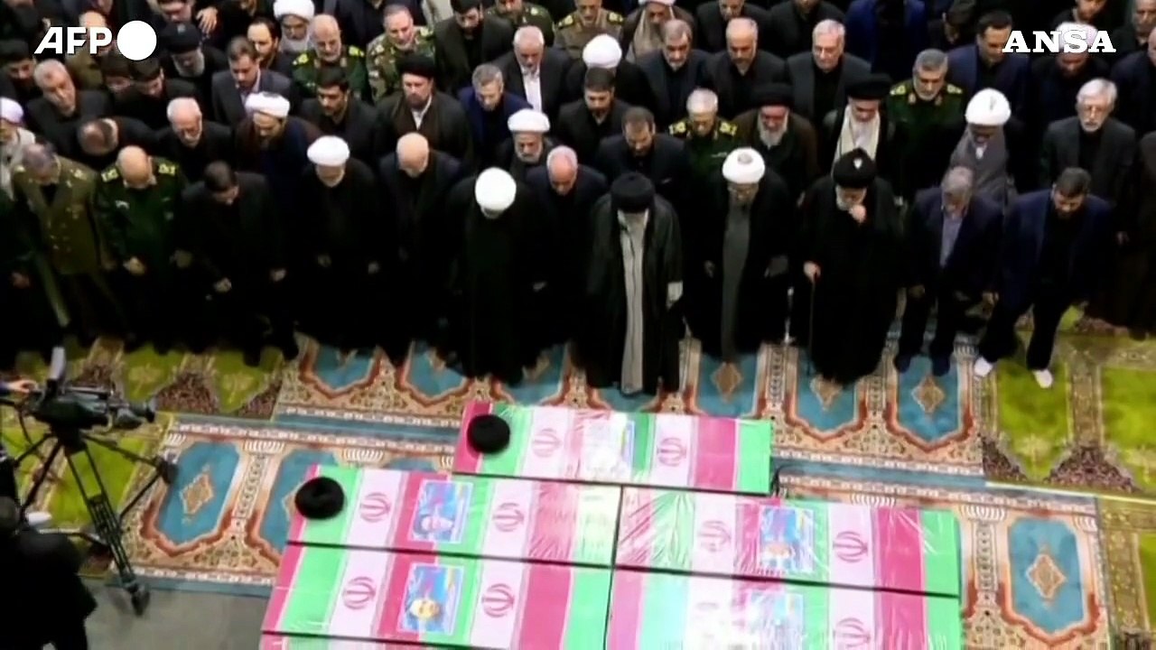 Iran, Raisi: Khamenei guida le preghiere funebri a Teheran