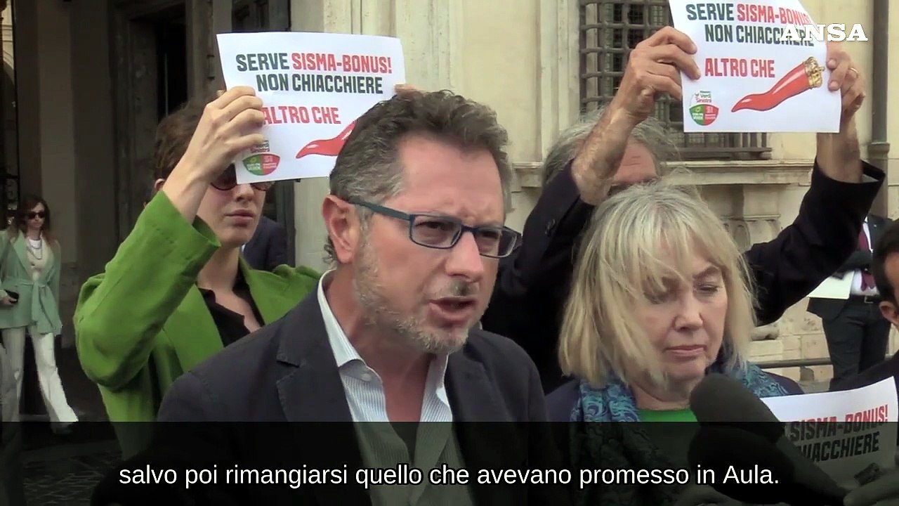 Campi Flegrei, flash-mob di Avs davanti a Palazzo Chigi per il sisma bonus