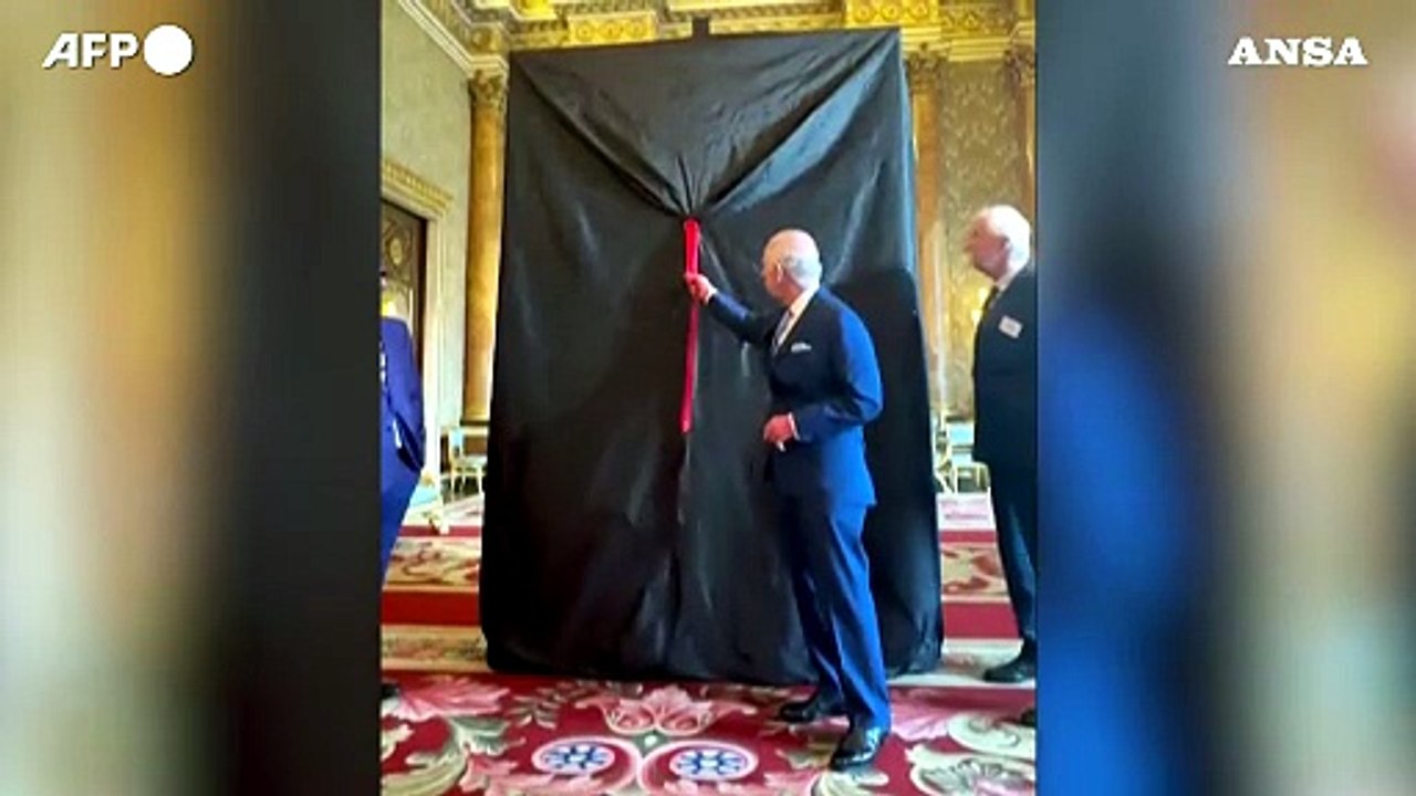 Re Carlo in toni rossi nel primo ritratto dopo l'incoronazione