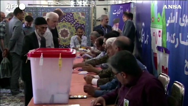 Gli iraniani si recano alle urne per votare al ballottaggio delle elezioni presidenziali