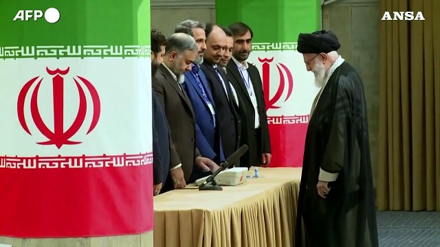 Iran, il leader supremo Khamenei vota al secondo turno delle elezioni presidenziali