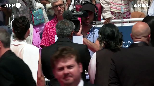 Cannes, il regista Rasoulof con le foto degli attori rimasti in Iran