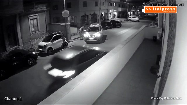 Non si ferma all’alt e si schianta contro una volante della polizia. Tragedia sfiorata a Reggio Calabria - Video