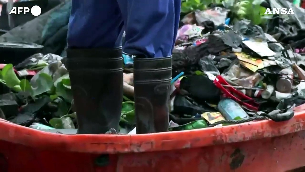 Filippine, i 'river rangers' raccolgono rifiuti dalle acque del fiume di Manila