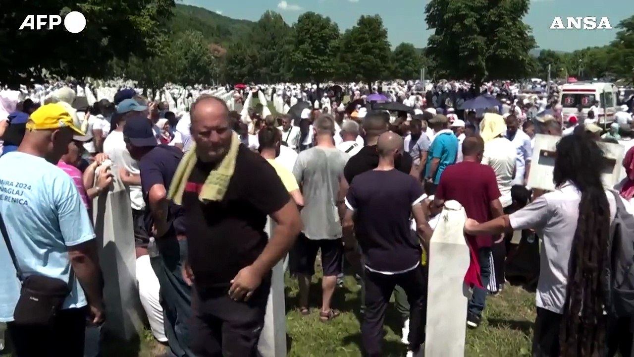 Bosnia, i musulmani commemorano il genocidio di Srebrenica