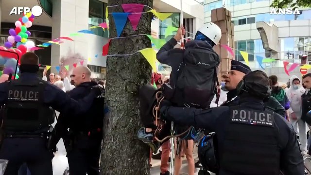 Parigi, gli attivisti di Extinction Rebellion davanti alla sede di Amundi
