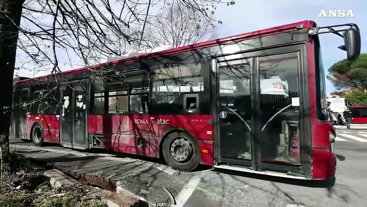 Scontro multiplo a Roma, coinvolti 3 autobus e 2 auto