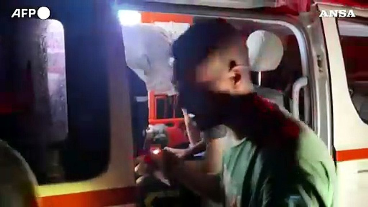 Gaza, i soccorsi tra le macerie dopo l'ultimo raid notturno