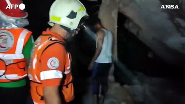 Gaza, soccorritori cercano i sopravvissuti dopo un bombardamento: morto un neonato