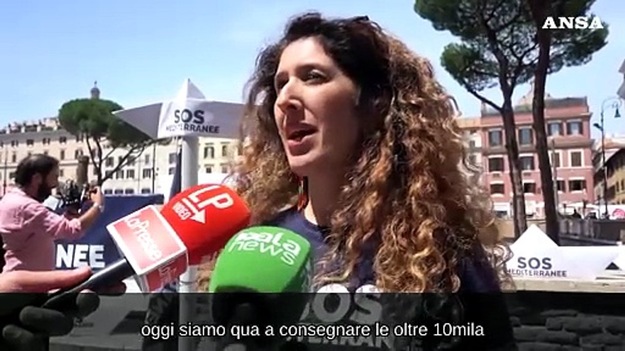 Migranti, Sos Mediterranee in piazza a Roma per la petizione "Non sto a guardare"