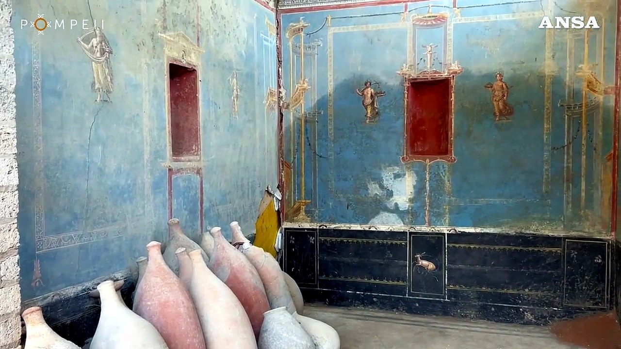 Pompei, scavi nella Regio IX rivelano un sacrario con pareti blu