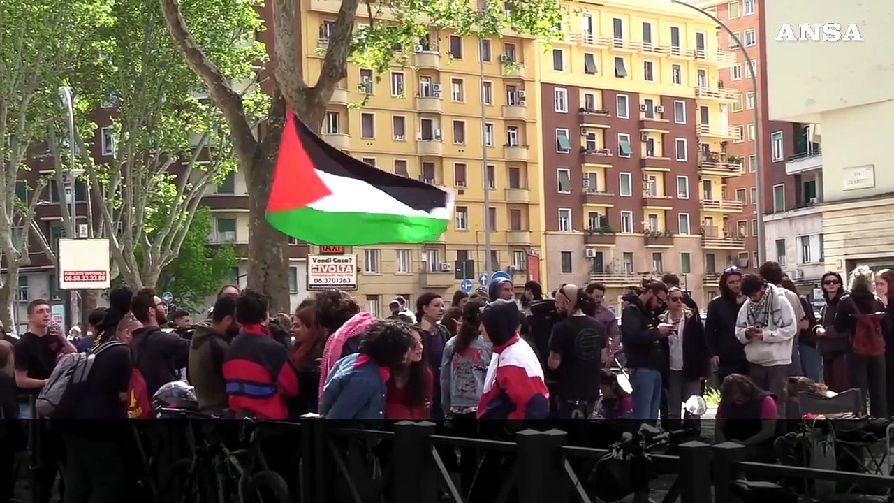 Sit-in degli studenti della Sapienza al Tribunale di Roma