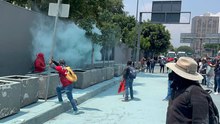 VIDEO | CNTE causa caos en la SEP: lanzan cohetones y dañan accesos en protesta en CDMX