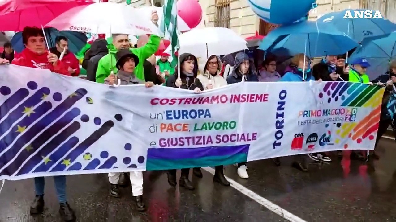Primo maggio, parte sotto la pioggia il corteo a Torino