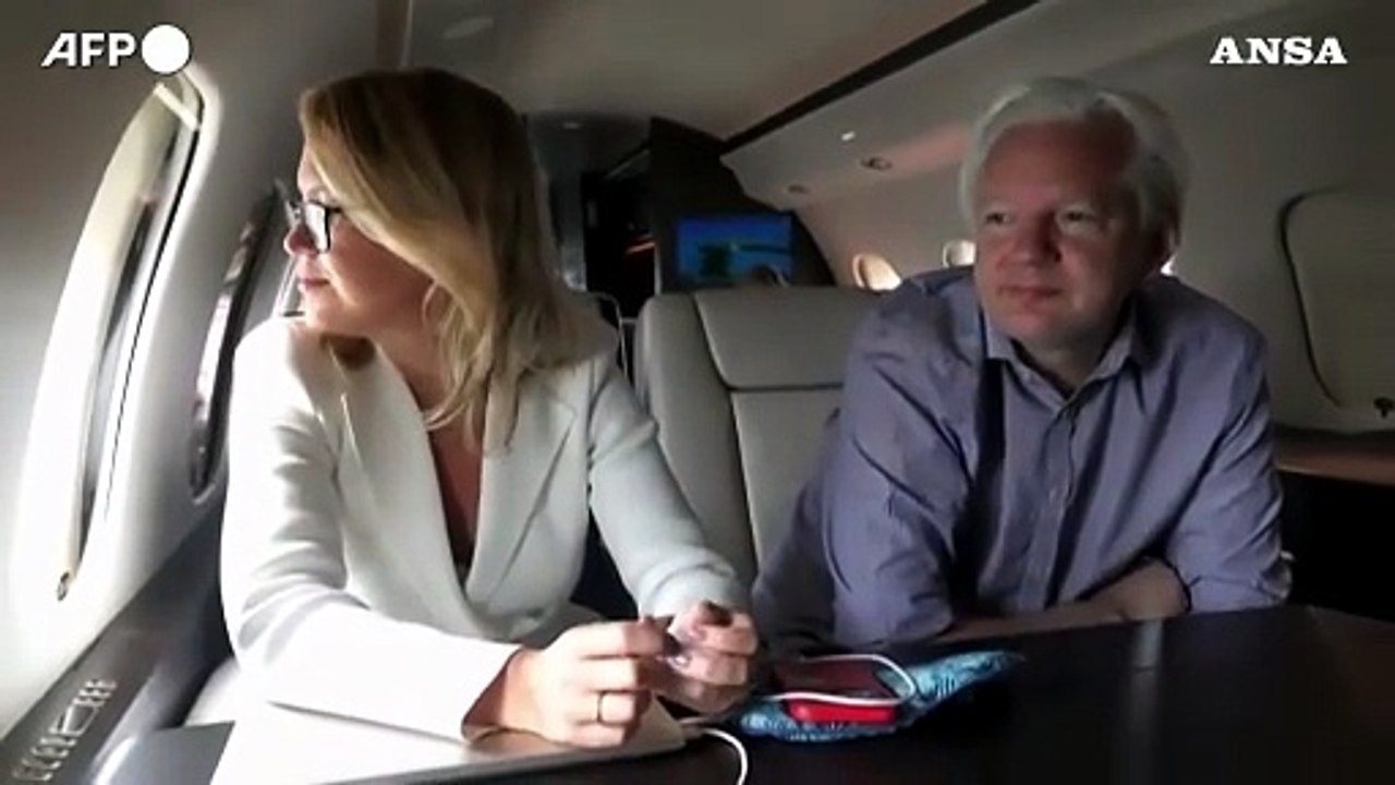 Assange fa scalo a Bangkok