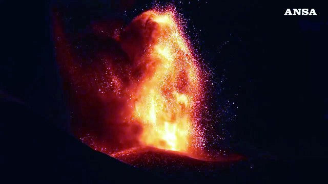 Etna in eruzione, fontane di lava ed emissione di cenere dal vulcano