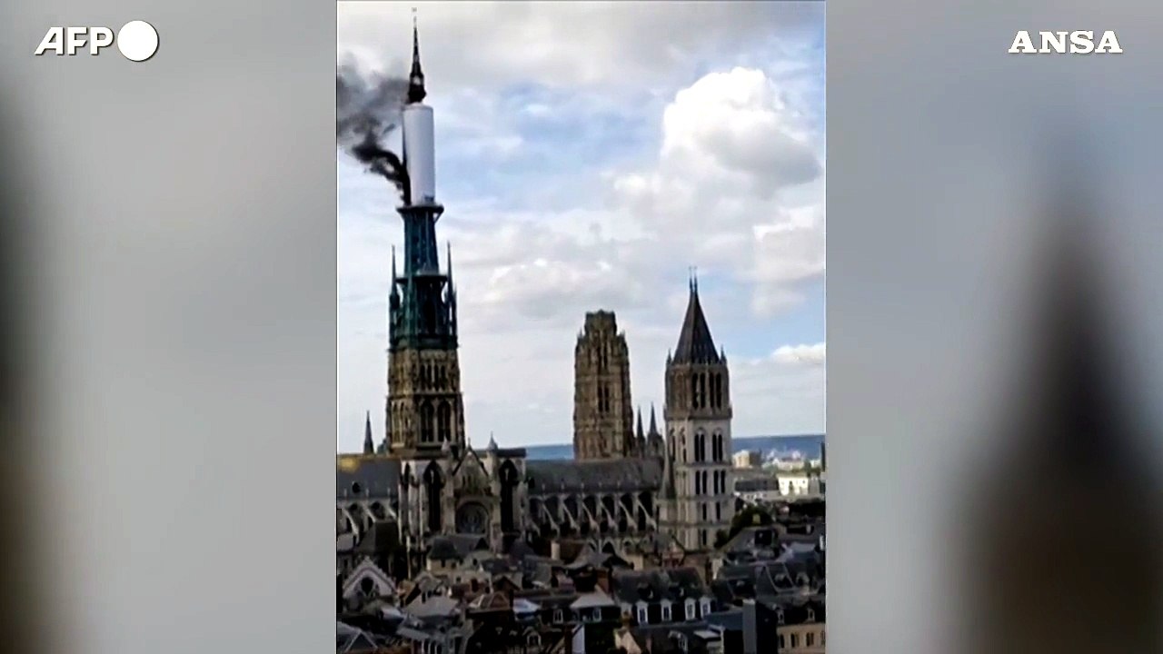 Francia, incendio alla cattedrale di Rouen: torna l'incubo Notre-Dame