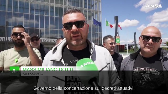 Sciopero dei taxi a Torino, in centinaia sotto il Grattacielo Piemonte