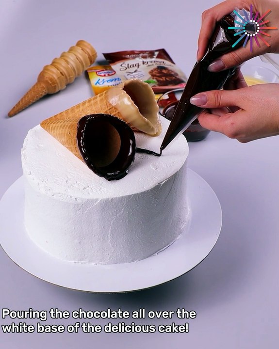 Can’t stop watching this perfect drip cake decoration 🤤🍰